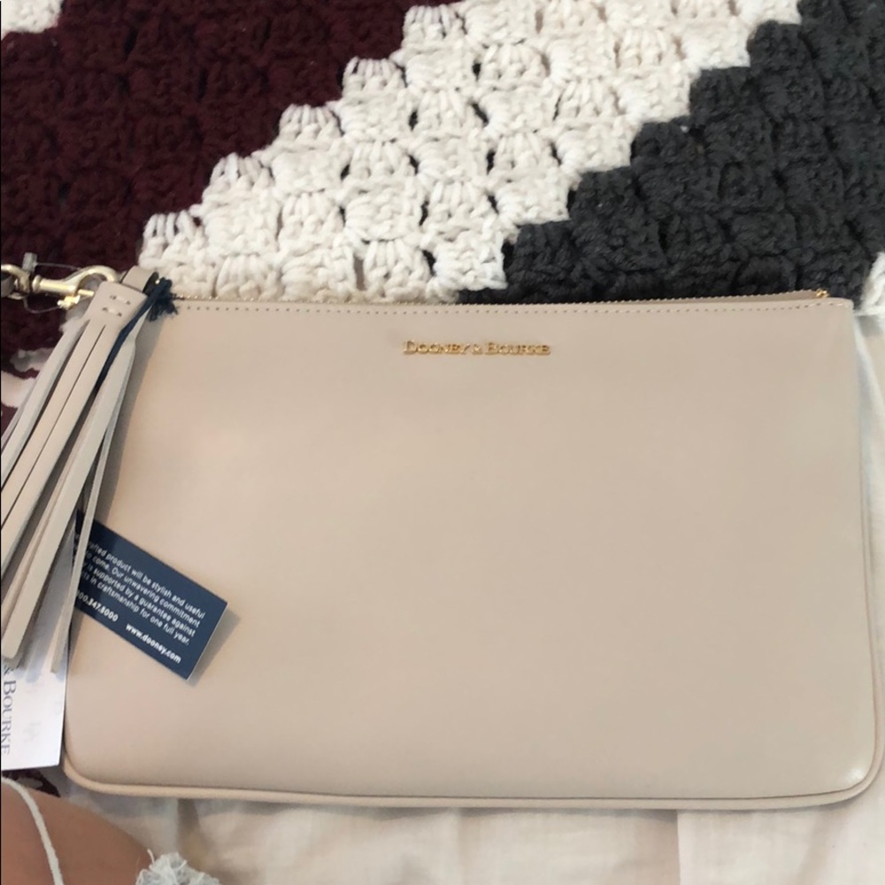 dooney and bourke pouch